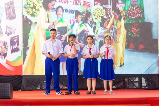 Một thế kỷ 'chạm vào con chữ'