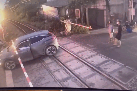 Ô tô bị tàu hoả tông biến dạng ở Hà Nội: Tình trạng tài xế và nguyên nhân tai nạn