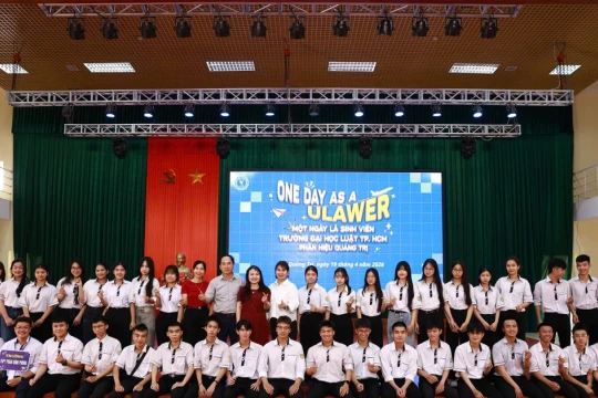 Hơn 500 học sinh Quảng Trị trải nghiệm một ngày làm sinh viên luật