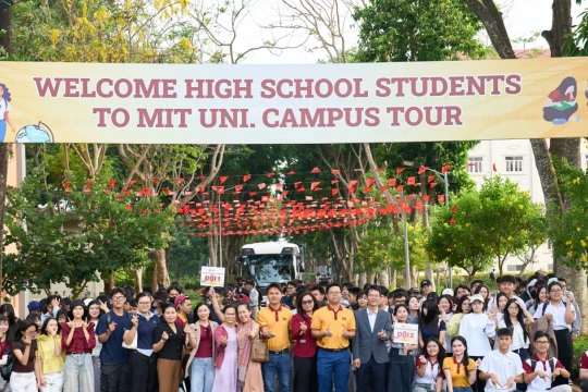 2.000 học sinh trải nghiệm hướng nghiệp tại Trường Đại học Công nghệ Miền Đông