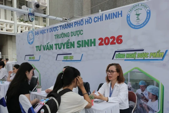 3.000 phụ huynh, học sinh tham gia tư vấn tuyển sinh tại Đại học Y Dược TPHCM