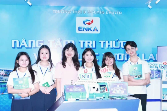 Học sinh học bằng trải nghiệm sáng tạo cùng robot AI