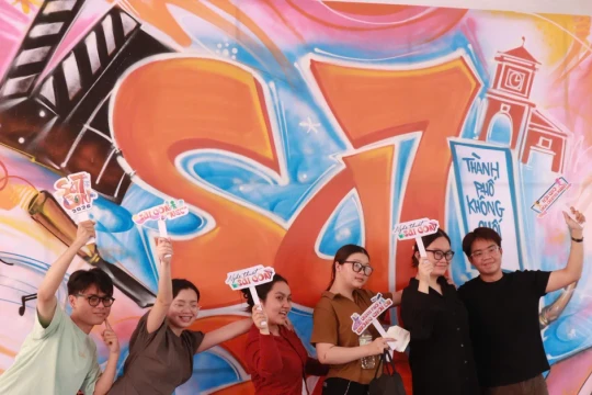 Gen Z TPHCM chạm nghệ thuật phố thị tại triển lãm tương tác 'Nét'
