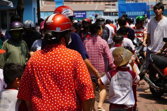 Vụ nghi ngộ độc ở TPHCM: 22 trường phải đổi công ty cung cấp suất ăn