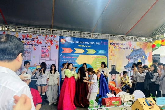 Công nghệ “đổ bộ” Ngày hội GDNN 2026: Gian hàng Trường Cao đẳng nghề Việt Nam – Hàn Quốc TP Hà Nội hút đông đảo HSSV trải nghiệm