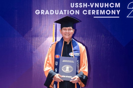 Cử nhân U70 tốt nghiệp sau những ca học tiếng Anh lúc 0h