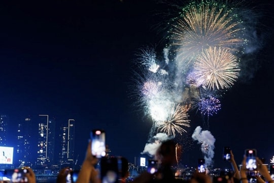 Tin cực vui dịp lễ 30/4: TP.HCM có 4 địa điểm xem pháo hoa hoàn toàn miễn phí cho người dân