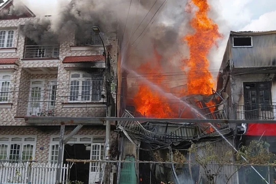 Vụ cháy ở Đà Lạt: Một chiến sĩ rơi từ tầng 2 xuống, chấn thương nặng