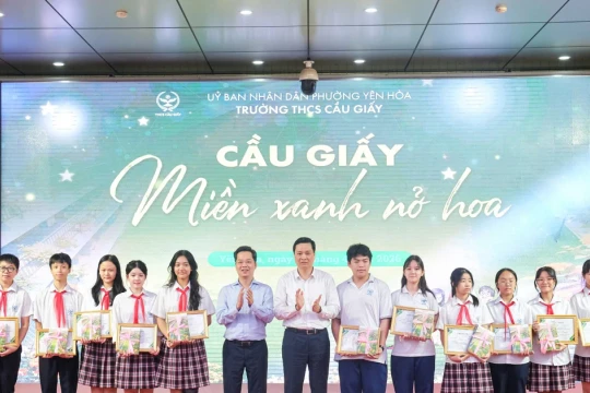 Ra mắt 'Cầu Giấy - Miền xanh nở hoa' do chính học sinh chắp bút