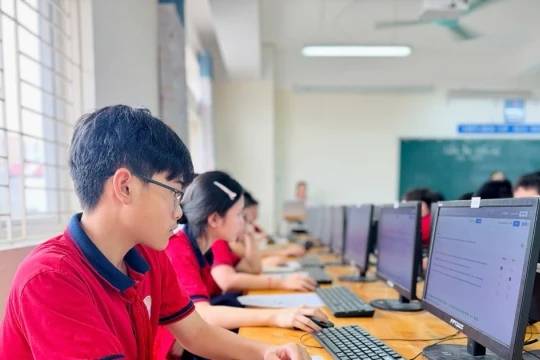 Học sinh Thủ đô hào hứng với bài kiểm tra trên máy tính