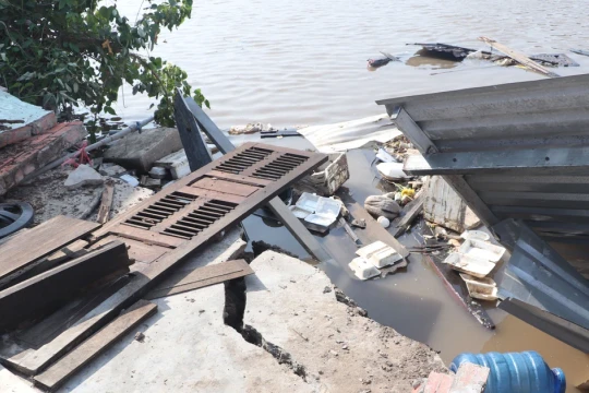 Sạt lở nhấn chìm nhiều căn nhà ven sông ở Cà Mau