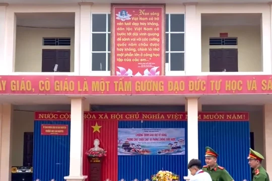 Học sinh Phú Thọ thực hành phòng cháy chữa cháy, chống đuối nước