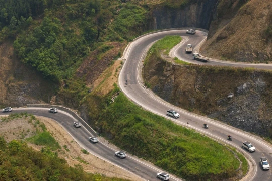 Cảnh sắc ấn tượng những khúc cua như dải lụa trên 'Con đường Hạnh phúc'