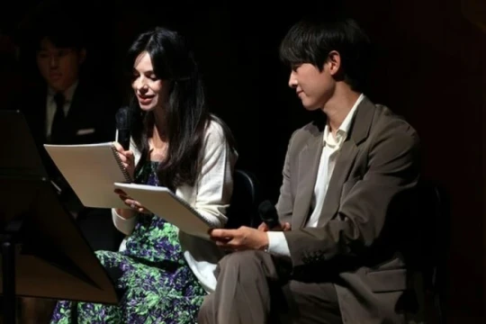 Xuất hiện cùng chồng, nhan sắc vợ Song Joong Ki gây bất ngờ