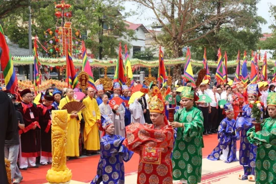 Hàng nghìn người về Bình Đà dâng hương Quốc Tổ Lạc Long Quân