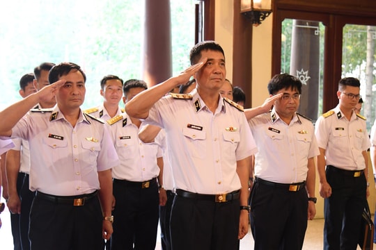 Đoàn công tác Quân chủng Hải quân dâng hương tưởng niệm Chủ tịch Tôn Đức Thắng