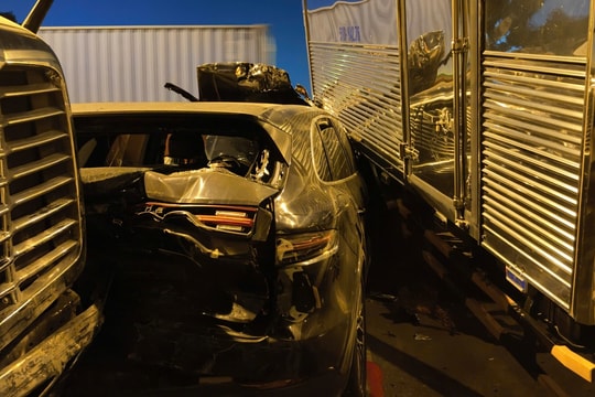 TP.HCM: Xe Porsche cùng 5 xe tải tông liên hoàn, cầu Phú Mỹ ùn tắc nhiều giờ