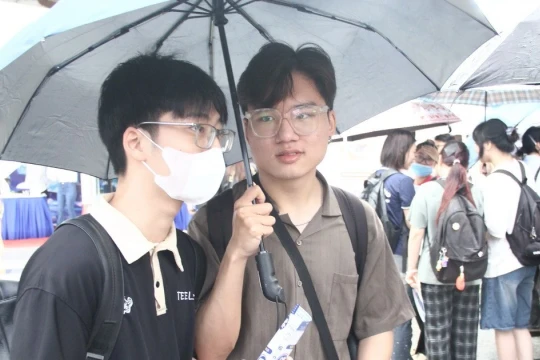 Sinh viên hào hứng ‘đội mưa’ săn cơ hội tại Ngày hội việc làm