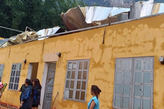 Dông lốc, mưa đá gây thiệt hại nhiều nhà dân, trường học ở Lào Cai