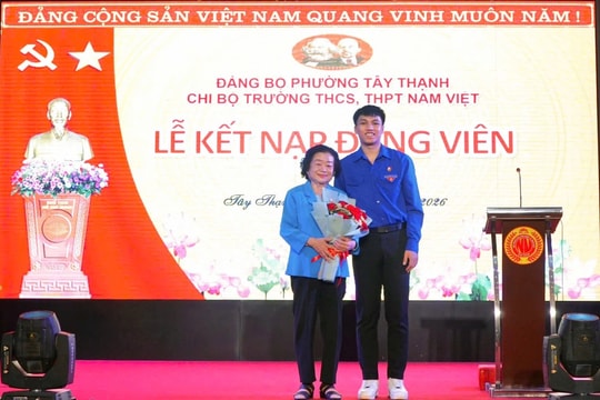 Lời chia sẻ đặc biệt của nguyên Phó Chủ tịch nước với học sinh kết nạp Đảng