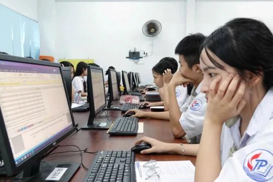 Thí điểm thi trắc nghiệm trên máy tính: 'Bài toán' cho hạ tầng vùng khó