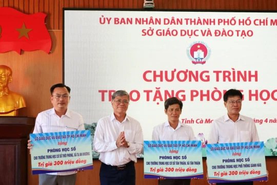 Sở GD&ĐT TPHCM trao tặng phòng học số cho trường học ở Cà Mau
