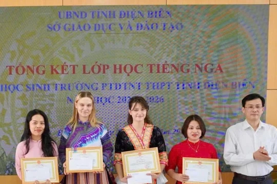 Tổng kết khóa đào tạo tiếng Nga cho học sinh Điện Biên