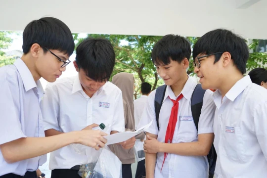 HS Đà Nẵng lên mạng xã hội tham khảo cách sắp xếp nguyện vọng tuyển sinh lớp 10