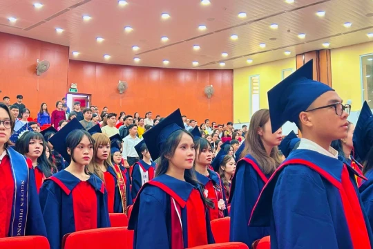 Trao bằng Cử nhân Khoa Quốc tế - Đại học Huế