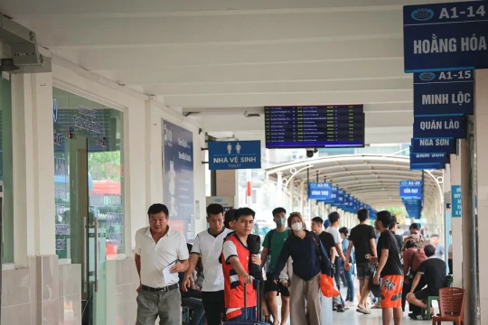 Hối hả rời Thủ đô, bến xe Hà Nội 'tăng nhiệt' trước kỳ nghỉ Giỗ Tổ