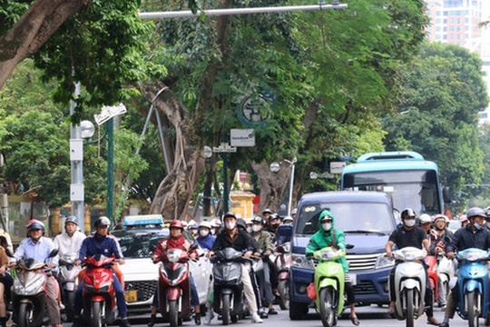 Hà Nội cấm xe máy xăng ở 11 tuyến phố từ 1/7: Người dân nói gì?