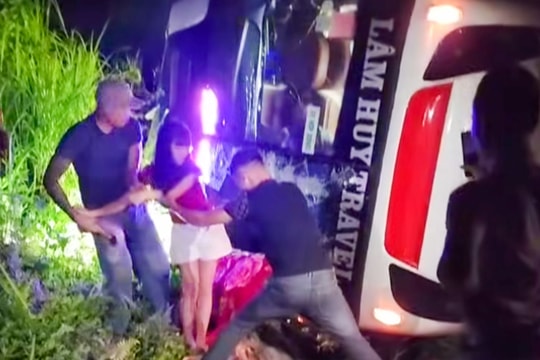 Xe khách chở hơn 40 người lật nghiêng khi xuống dốc ở Lào Cai