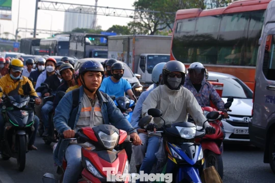 Ùn ùn rời thành phố nghỉ lễ, cửa ngõ TPHCM đông nghịt từ sáng sớm