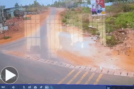 Vụ nam sinh lớp 12 lao xuống mương tử vong: Clip mới hé lộ điều gì?