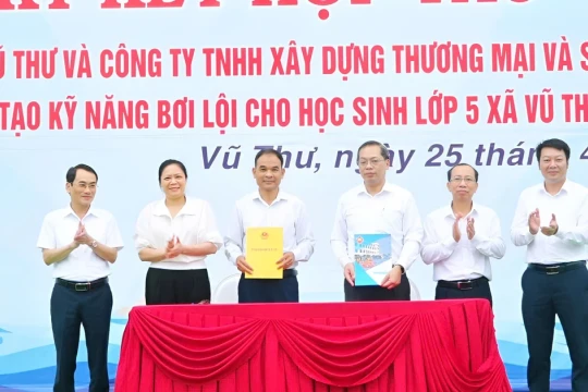 Xã Vũ Thư (Hưng Yên) dạy bơi miễn phí cho toàn bộ học sinh lớp 5