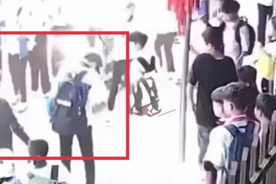 Nam sinh lớp 8 nghi bị xịt hơi cay trước cổng trường ở Đắk Lắk