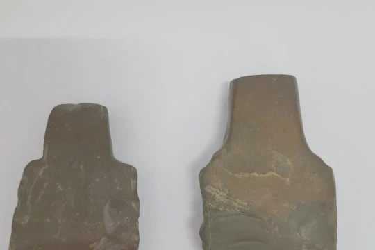 Phát hiện 5 chiếc rìu đá nghìn năm trong hang Én, Quảng Trị