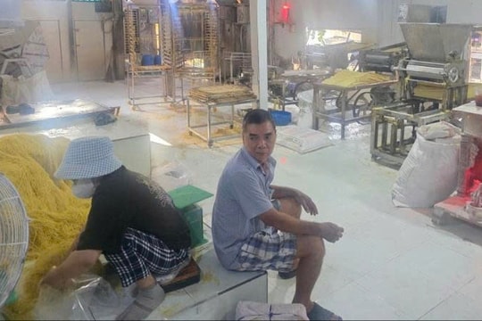 Triệt phá cơ sở sản xuất mì tươi do cặp vợ chồng cầm đầu "ngậm" hàn the và thủy tinh lỏng: Hơn 2.800 tấn đã tuồn ra thị trường suốt 12 năm