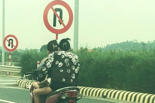 Hai cô gái đầu trần phi xe máy ‘bạt mạng’ trên cao tốc Hạ Long - Hải Phòng