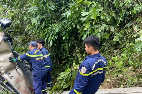 Xe khách lao xuống vực sâu 100m, 2 người tử vong, 24 người bị thương