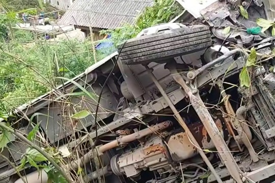 Hiện trường vụ xe khách chở 25 người lao xuống vực sâu 100m ở Sơn La
