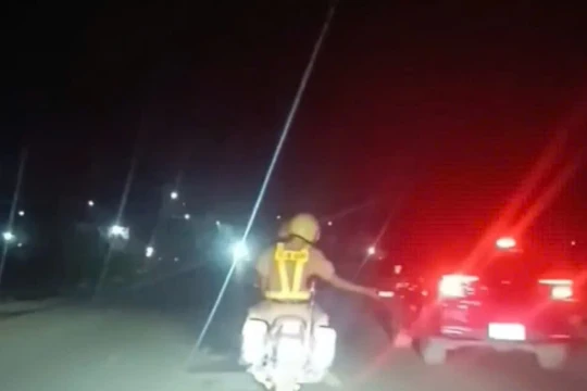 CSGT Đắk Lắk dẫn đường, đưa 2 nữ sinh đi cấp cứu trong đêm