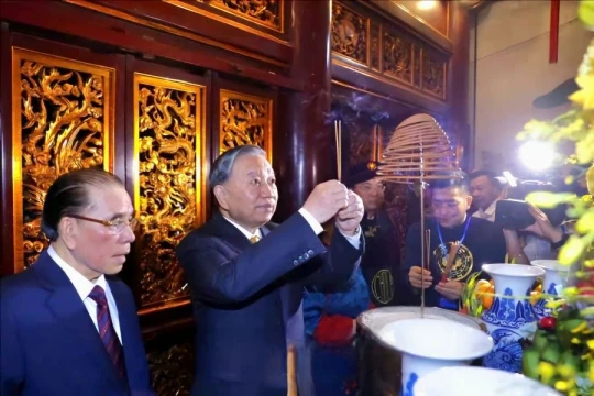 Tổng Bí thư, Chủ tịch nước Tô Lâm dâng hương tưởng niệm các Vua Hùng