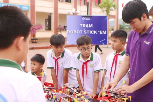 Sân chơi công nghệ cho học sinh nông thôn qua Ngày hội AI & Robotics