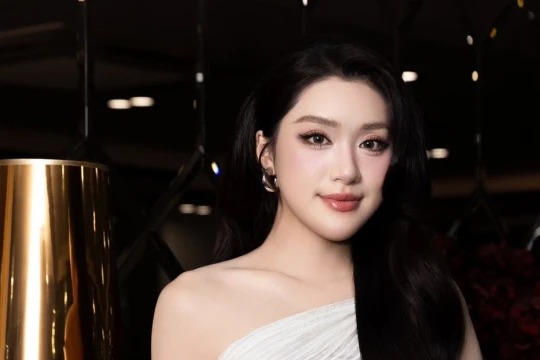 Phương Oanh bật khóc trong vòng tay gia đình sau một tháng đăng quang