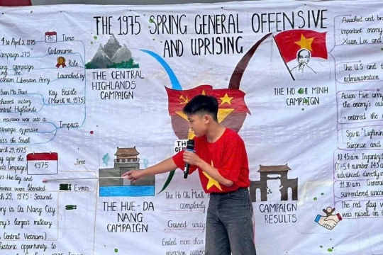 Sắc đỏ tháng Tư trong sân trường Cao Bằng