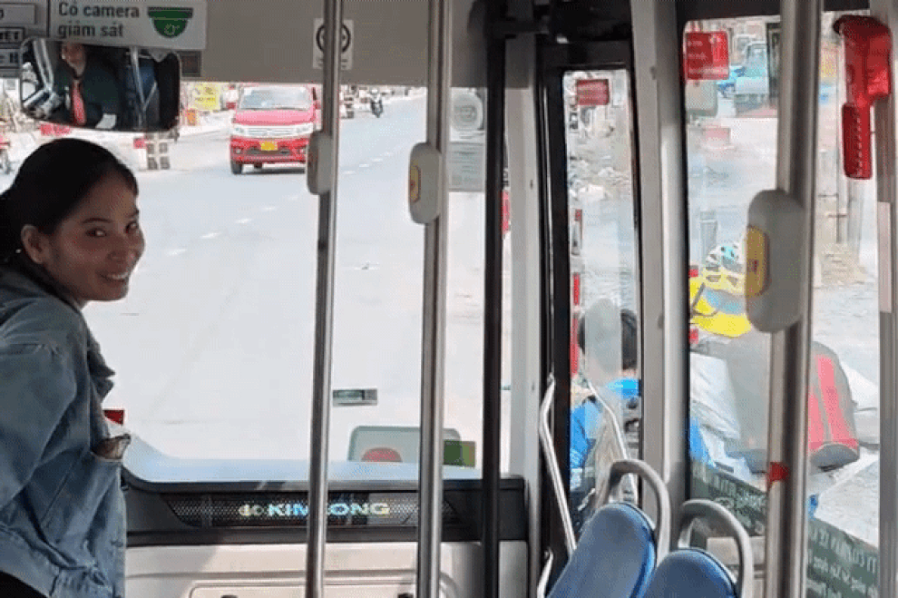 Tài xế xe buýt chạy chậm, chờ nhóm học sinh đi muộn hút 1,5 triệu lượt xem