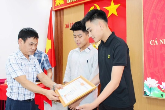 Khen thưởng 2 học sinh dũng cảm lao xuống sông cứu người