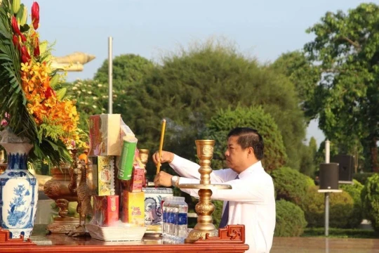 Lãnh đạo tỉnh Đắk Lắk dâng hương tưởng nhớ các Anh hùng liệt sĩ