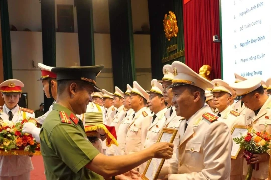 146 cán bộ Công an Hà Nội được thăng cấp bậc hàm thượng tá
